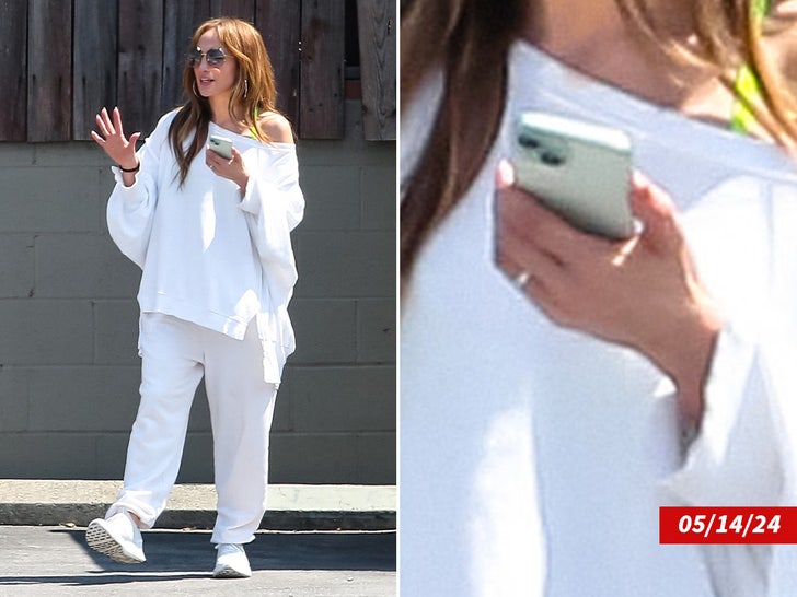 717789244a644e3cb844a3372e4fefe9_md Jennifer Lopez side by side