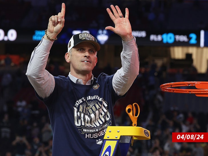 796d3de5f6a9471f8a01ada1224f5c1f_md dan hurley uconn celebration