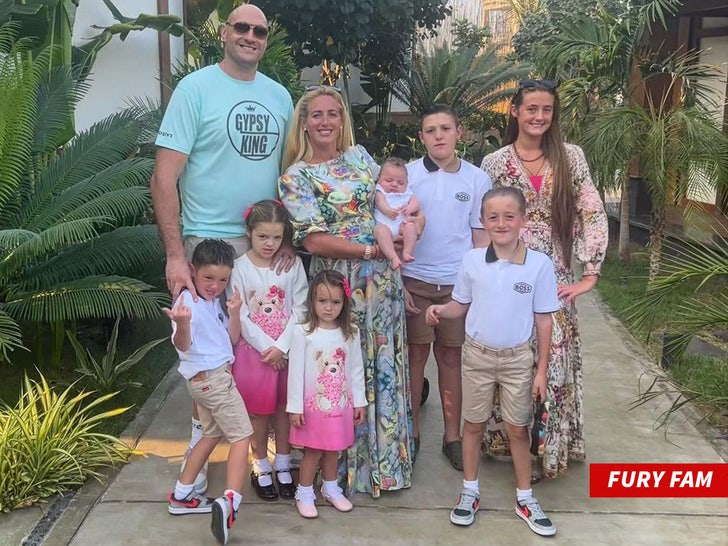 7bb42ffc2cca4ddcb87ec9052801fdde_md Tyson Fury Fam Instagram sub