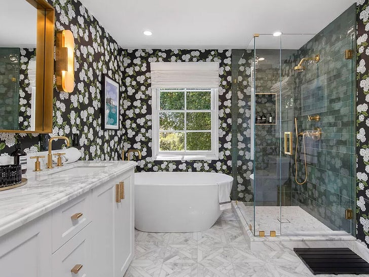 7dcd055c89b94a0f8bb524e569bc1072_md 0618-christina-ricci-woodland-hills-house-photos-primary-4