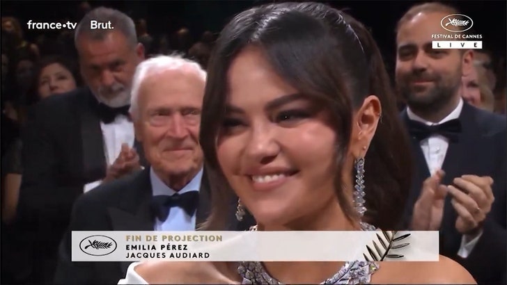 80e0735190e440fe876749c298f8e435_md Selena Gomez