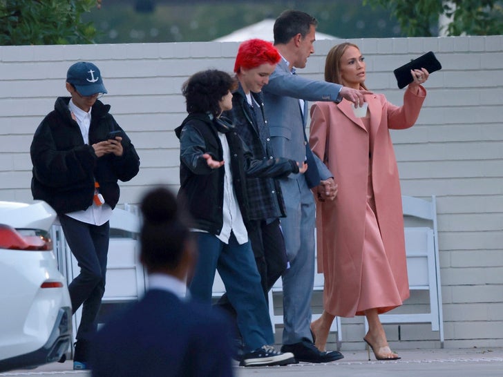 0531-ben-affleck-jennifer-lopez-graduation-holding-hands-primary-2