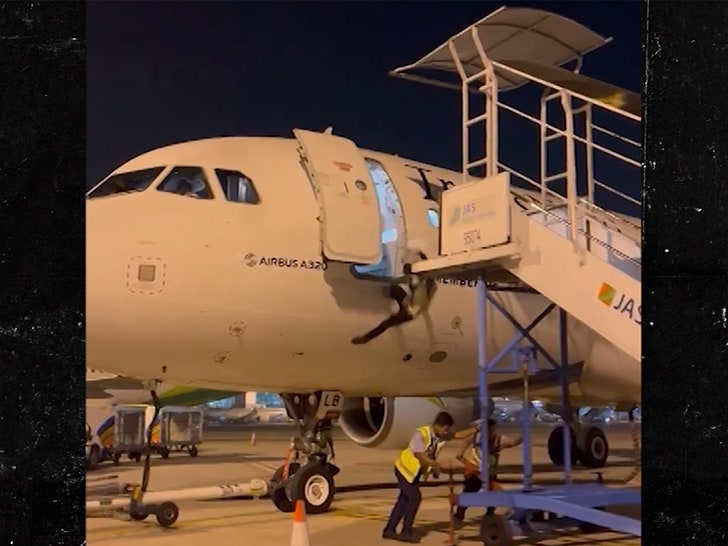 051624-plane-employee-primary-3