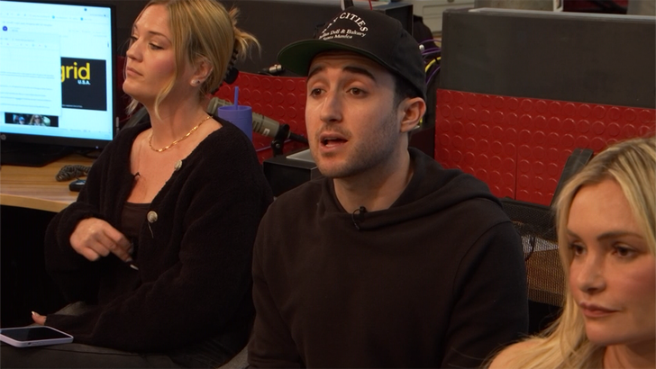 853be49e4ebb4c74a634f5f6a8d2c4ee_md 050924_tv_clips_prince_harry_london_fans.01_00_10_15.Still001