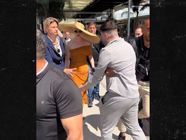 886b69c13a42457bbb99fdc79664751a_md 051324-anya-taylor-joy-grab-1