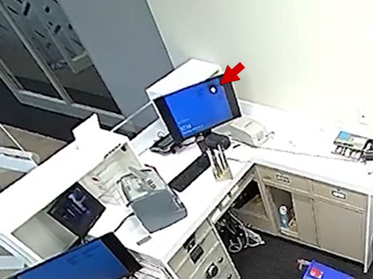 9463d7bf5baa4f43887ceda3ff356e51_md-1 061024-bank-hostages-computer-primary