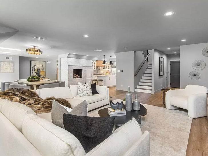 968aabf08ef446c29cccbfa2b05f031d_md 0618-christina-ricci-woodland-hills-house-photos-primary-2