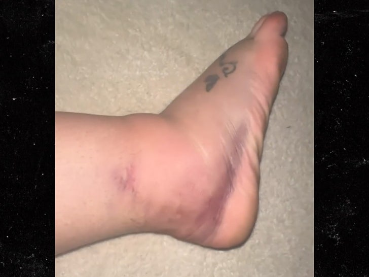 9969eba4b0d64ecbb3b675b16a3145e7_md Britney Spears foot 2