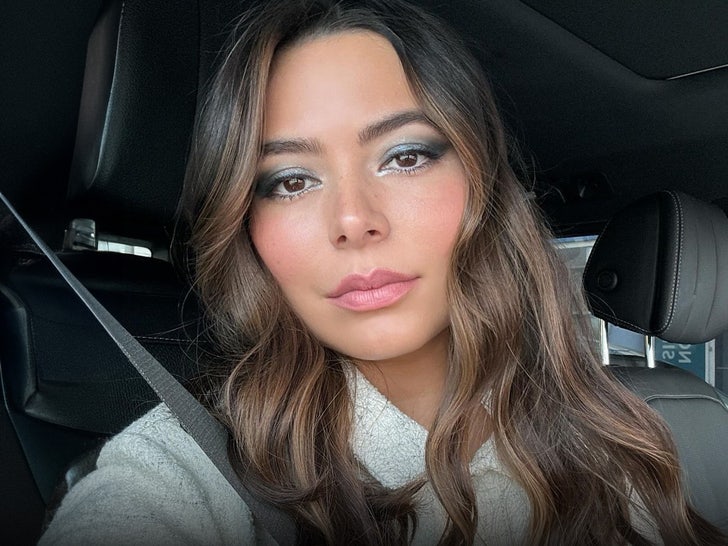 9bbd8dc991154a798f9440f661c0aee2_md Miranda Cosgrove_Main_