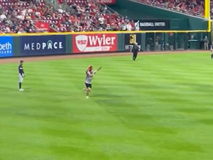 a11d8ecd81384441bc6c12539dfd684f_md 061224_reds_fan-sg3