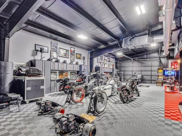 0627-Brantley-Gilbert-georgia-house-photos-primary-4