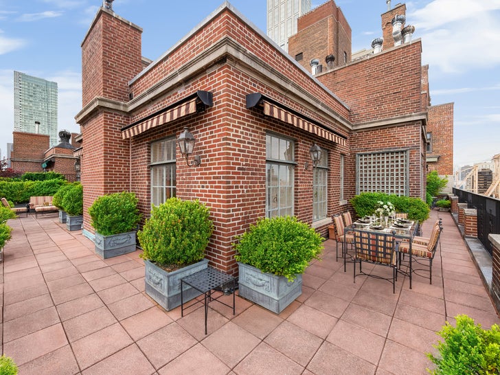 a8d785b76e5a4de098cdbe933bcec42a_md 0524-judge-judy-penthouse-new-york-apartment-photos-primary