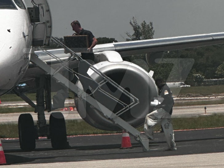 travis scott boarding plane miam