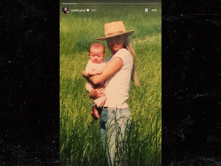 ae09172322914beebaef482dd06a88a2_md noah cyrus and tish cyrus