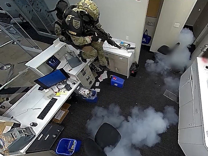 b09c8b105ca04ffe8a49876b4d5ef93e_md 061024-bank-hostages-flashbang-primary-v1