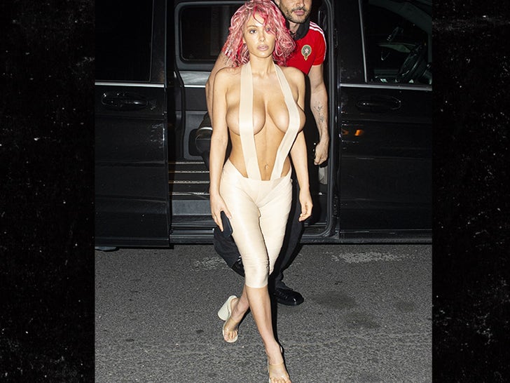 b747a5496b984e20b3f0392a3f5410c7_md 0620-Bianca-Censori-Beige-Bodysuit-SUB-2