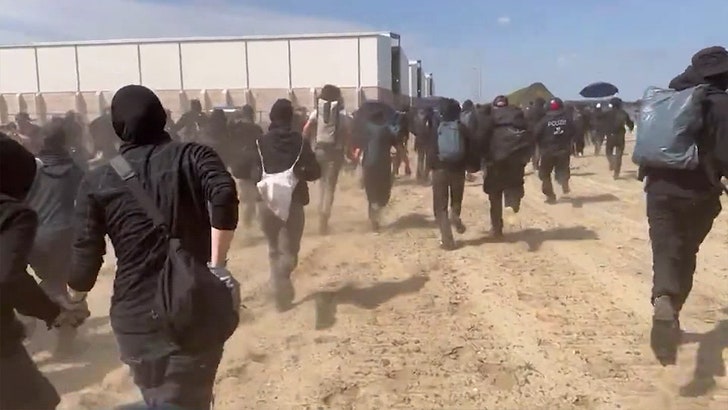 bb1fbe92d30e4485a52b4cf7b762e94b_md 051024_storming_tesla_kal