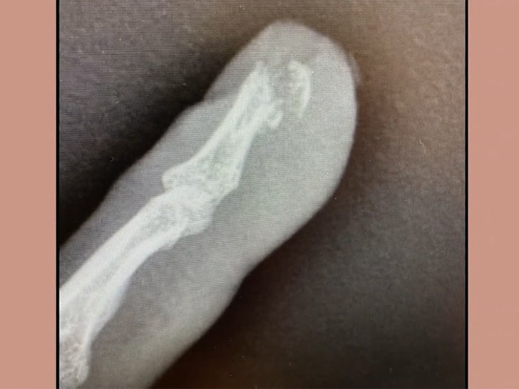 071224_kim_kardashian_finger-sg1