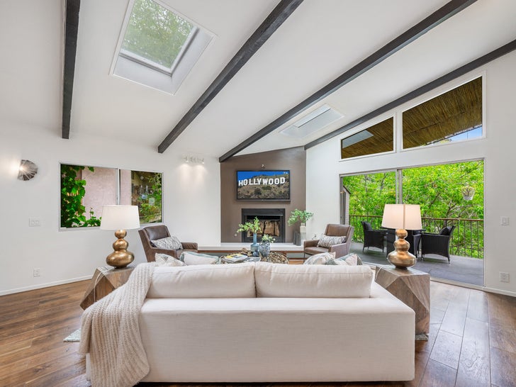 c28a83ccc03e438ba895ca28d20aee34_md 0507-steve-o-house-for-sale-photos-primary-2