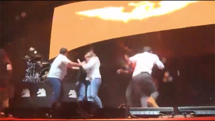 d208235ad4d944478386b35b501361eb_md 052324_stage_collapse_mexico-kal