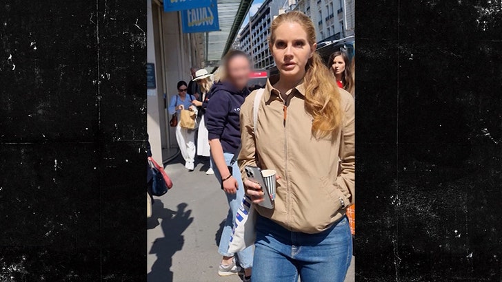 060724_lana_del_rey_phone_kal