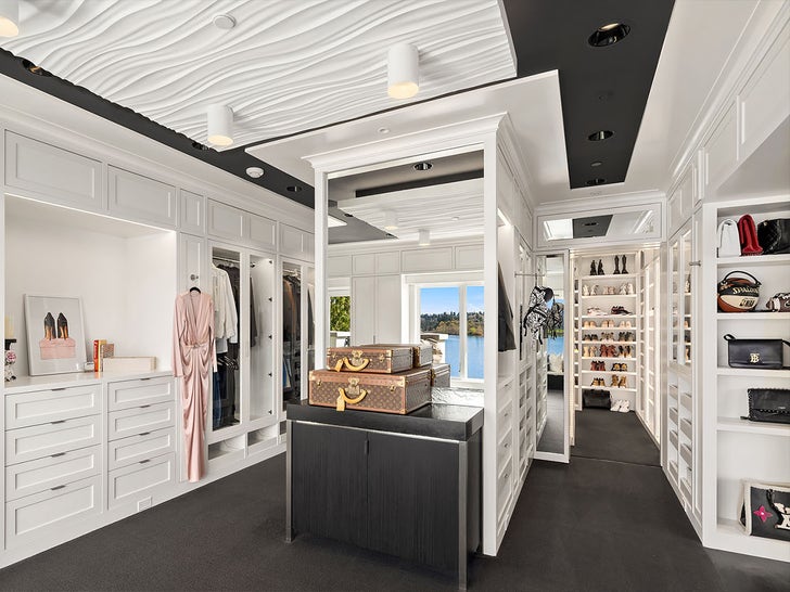 d4ce782a638b4e87b7686b59335685e5_md 0515-Russell-Wilson-Ciara-Washington-Estate-Sub1