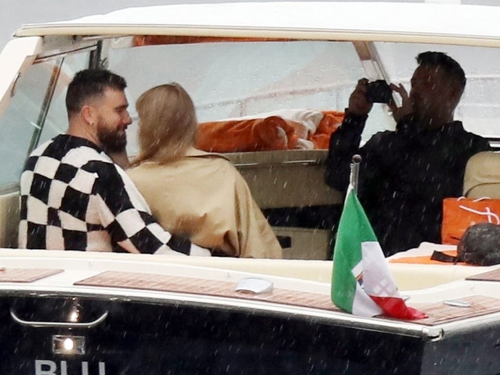 d50fe7b3e2c143759031c06bf30fe83a_md 0517-Taylor-Swift-Travis-Kelce-Boat-Lake-Como-photos-primary-2