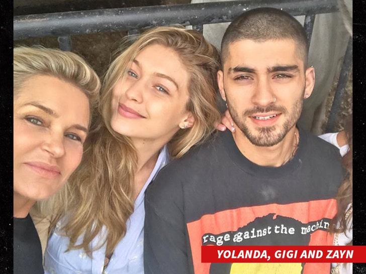 d580ef03838b4ff5a8c945a3f4af4d87_md Yolanda Gigi hadid and Zayn malik no credit 2