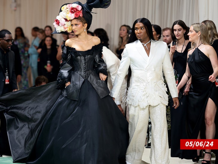 d6e42c5ec35443fd94a89abaf0fa2a87_md Law Roach_Zendaya_sub_