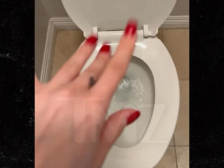 dbeba325f6f44bd28e93352cef674b79_md Courtney Stodden ditching ring