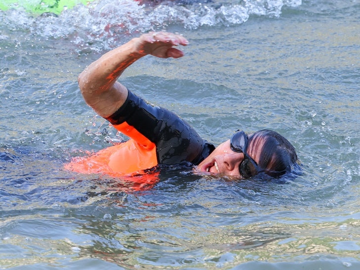e4c88f18136546419f88ac1b1085bac9_md Anne Hidalgo swimming in seine 1