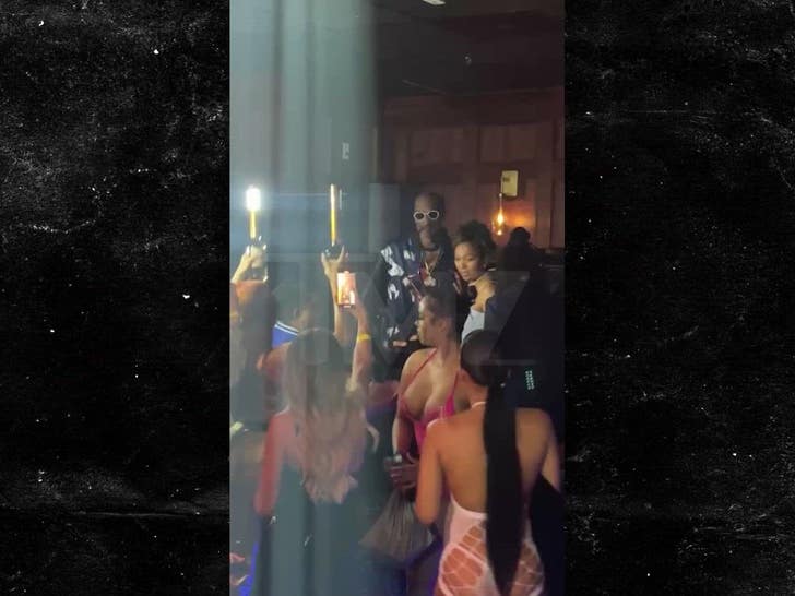 053024_snoop_dogg_boss_lady_strip_club_celebs_1836816