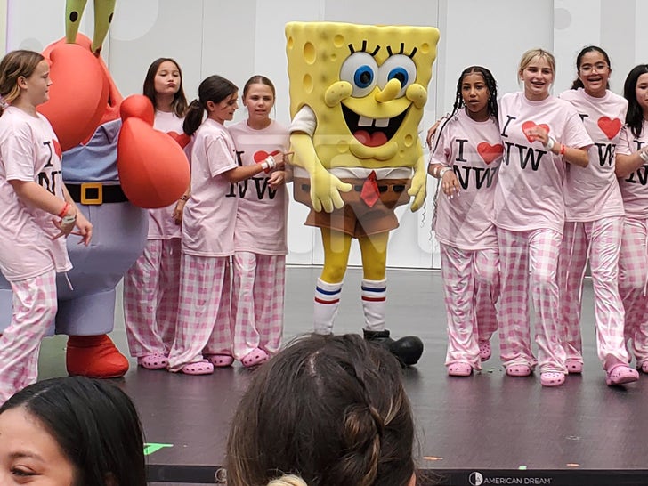 0621-Kim-Kardashian-North-West-American-Dream-Mall-Photos-primary-3