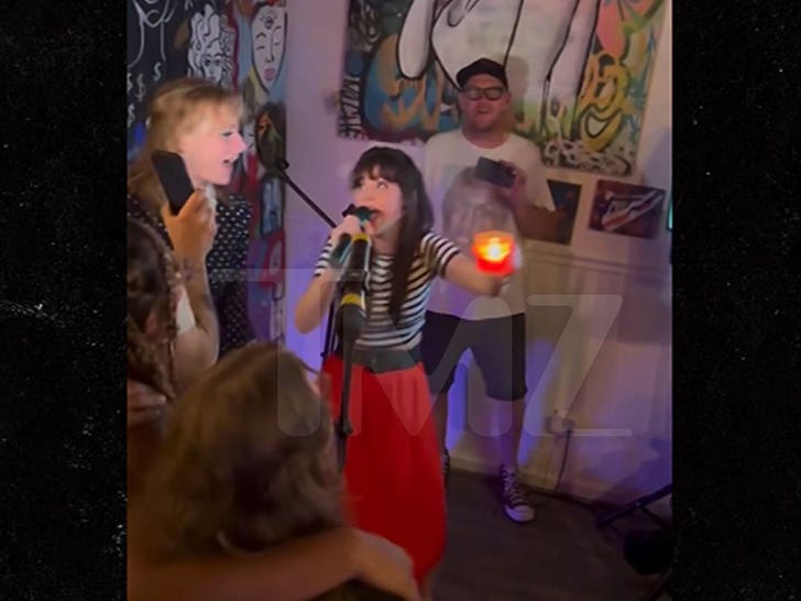 060624-zooey-deschanel-primary