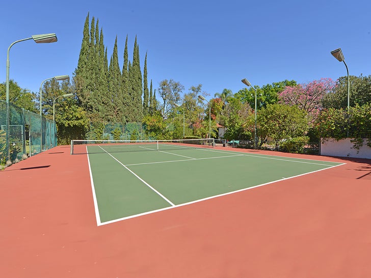 0306-richard-pryor-house-listed-market-sale-photos-primary-5