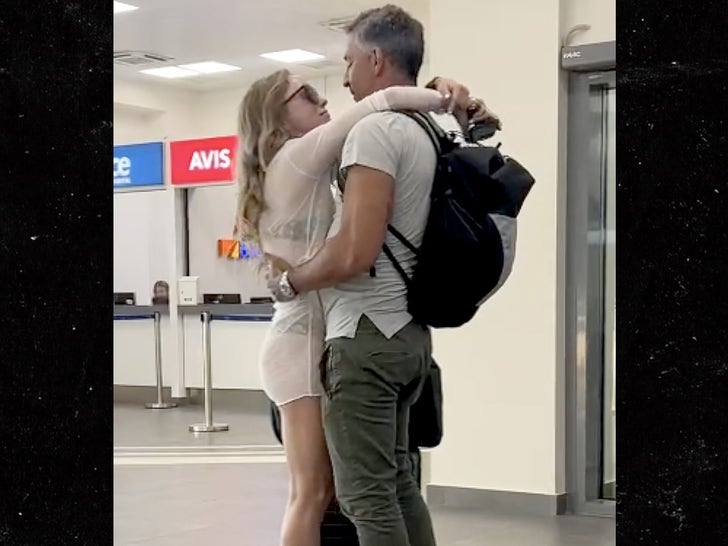 0717-Mauricio-Umansky-Kissing-a-Mystery-Girl-In-Greece-primary-4