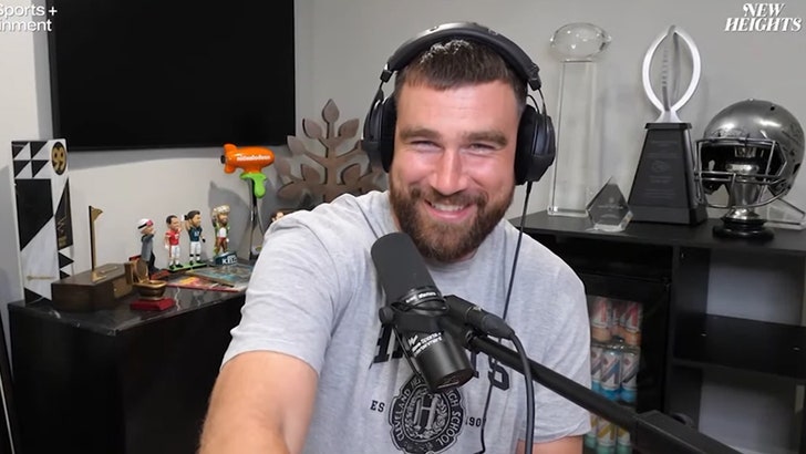 ed0c20dbf9aa42f19821bbb5103f9423_md-1 061224_travis_jason_kelce_kal