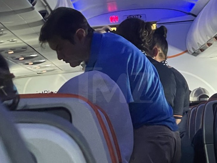 ed0d971da89945c5863d87b4231a40aa_md dr oz helps person on plane