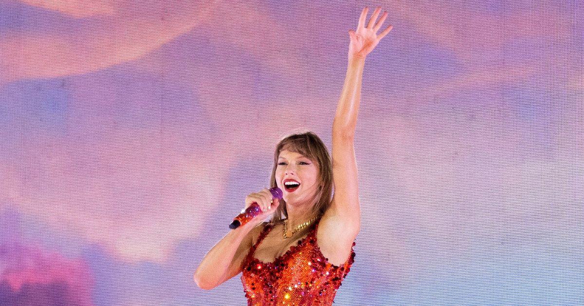 erika-kirk-charlie-funeral-taylor-swift-eras-tour-to-shame-3-1764772839159 Photo of Taylor Swift