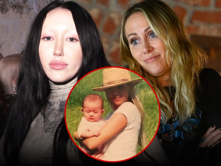 f44d754538194f67b99a98a2c893335e_md noah cyrus and tish cyrus