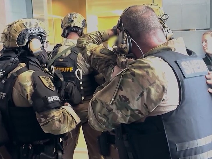 f485474afdee46e3ac325d3bf8dc58bc_md 061024-bank-hostages-sniper-primary