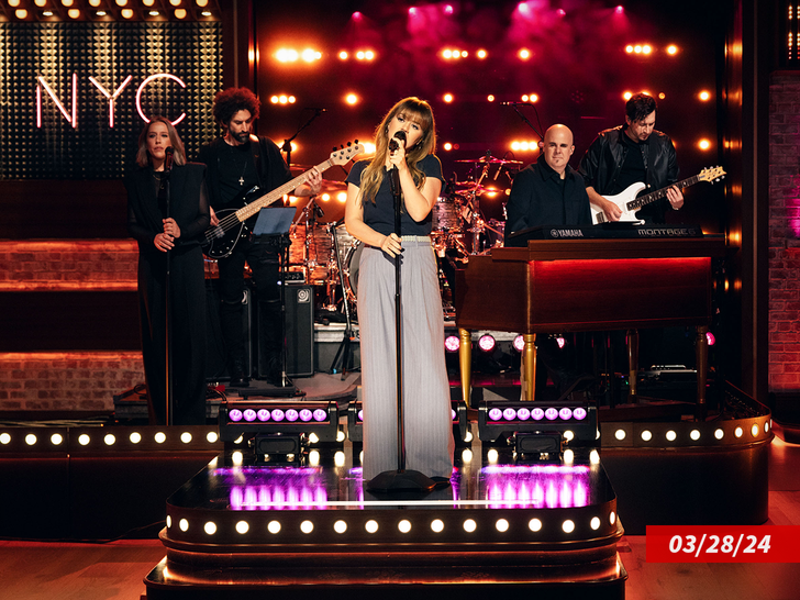 f8f8e48765a5451db6b5530ebaccb41f_md kelly clarkson