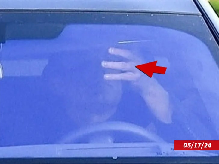 f93faed6bec24ed3ac7335879a8e97de_md-1 ben affleck no ring bg 1