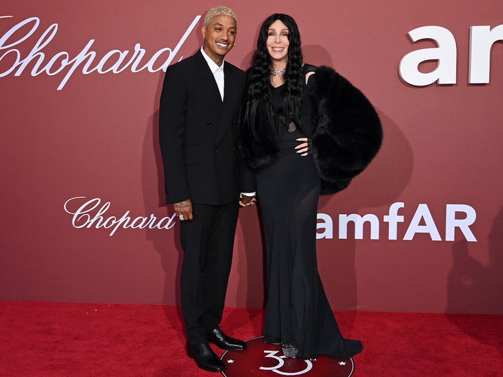 faccf30847cd45619894168d68ec6812_md 0523-Cher-and-BF-Alex-Edwards-Carpet-Kiss-SUB-2