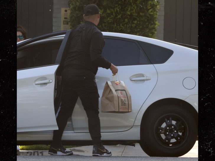 faf6d32628634302a0e29ec9f5d0feb1_md 0517-Ben-Affleck-Mom-New-Home-photos-primary-3