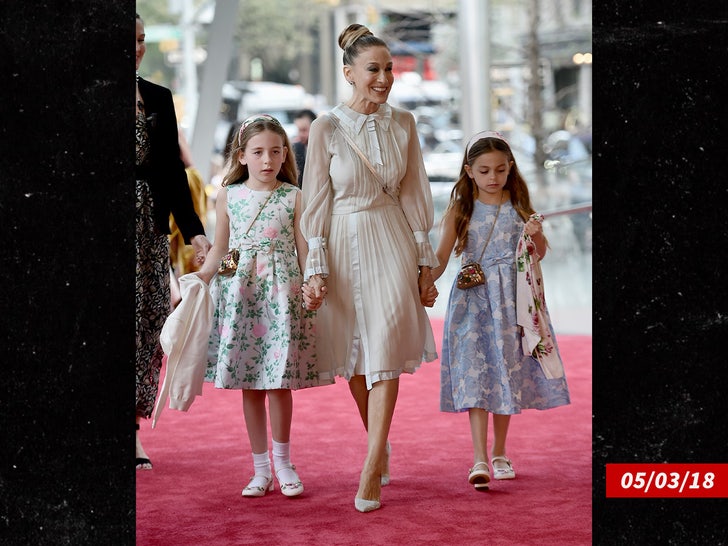 0378c78929034742b28d8e3303edc538_md Sarah Jessica Parker with Daughters 2
