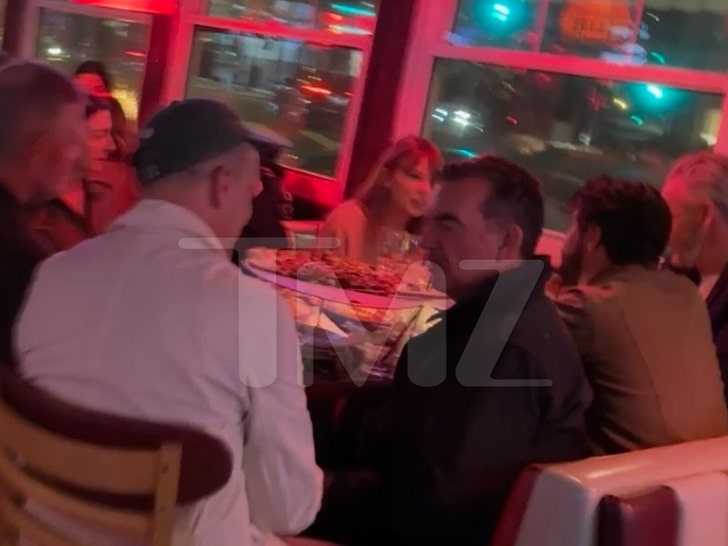 0599c3499b514d6793bf29451065ea32_md 0404 taylor swift at dinner tmz wm