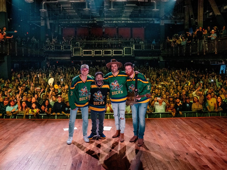 187de6bc100f4654921d3fc7e329b026_md Shaun Weiss & Niko Moon