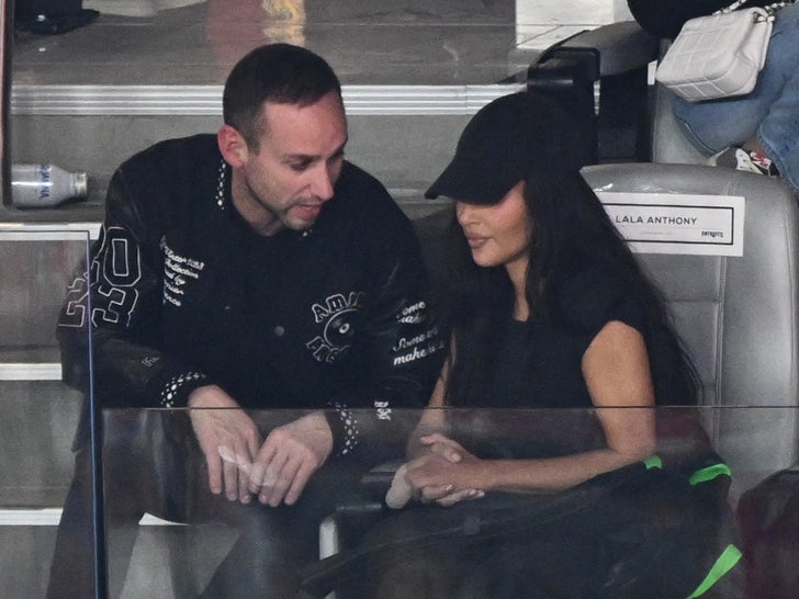 0212-kim-kardashian-super-bowl-suite-photos-primary-2