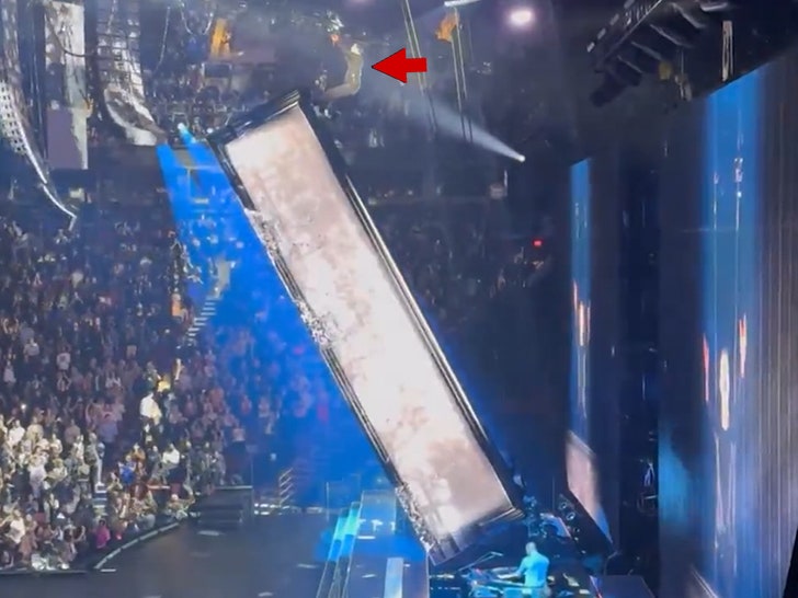 1b7514dd3ef34fb5a52078e7e6d71b50_md 043024-justin-timberlake-mirrors-prop-primary